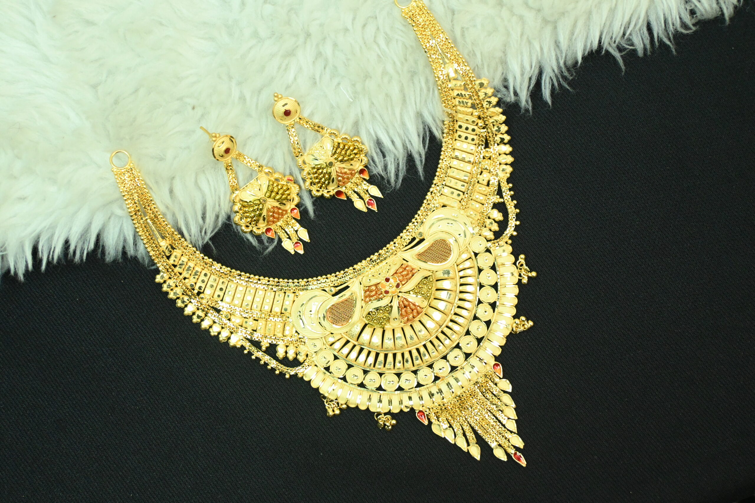 NECKLESS