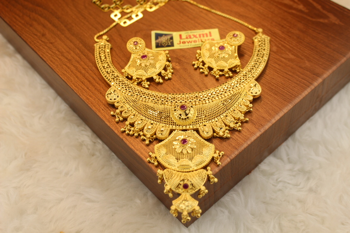 NECKLESS